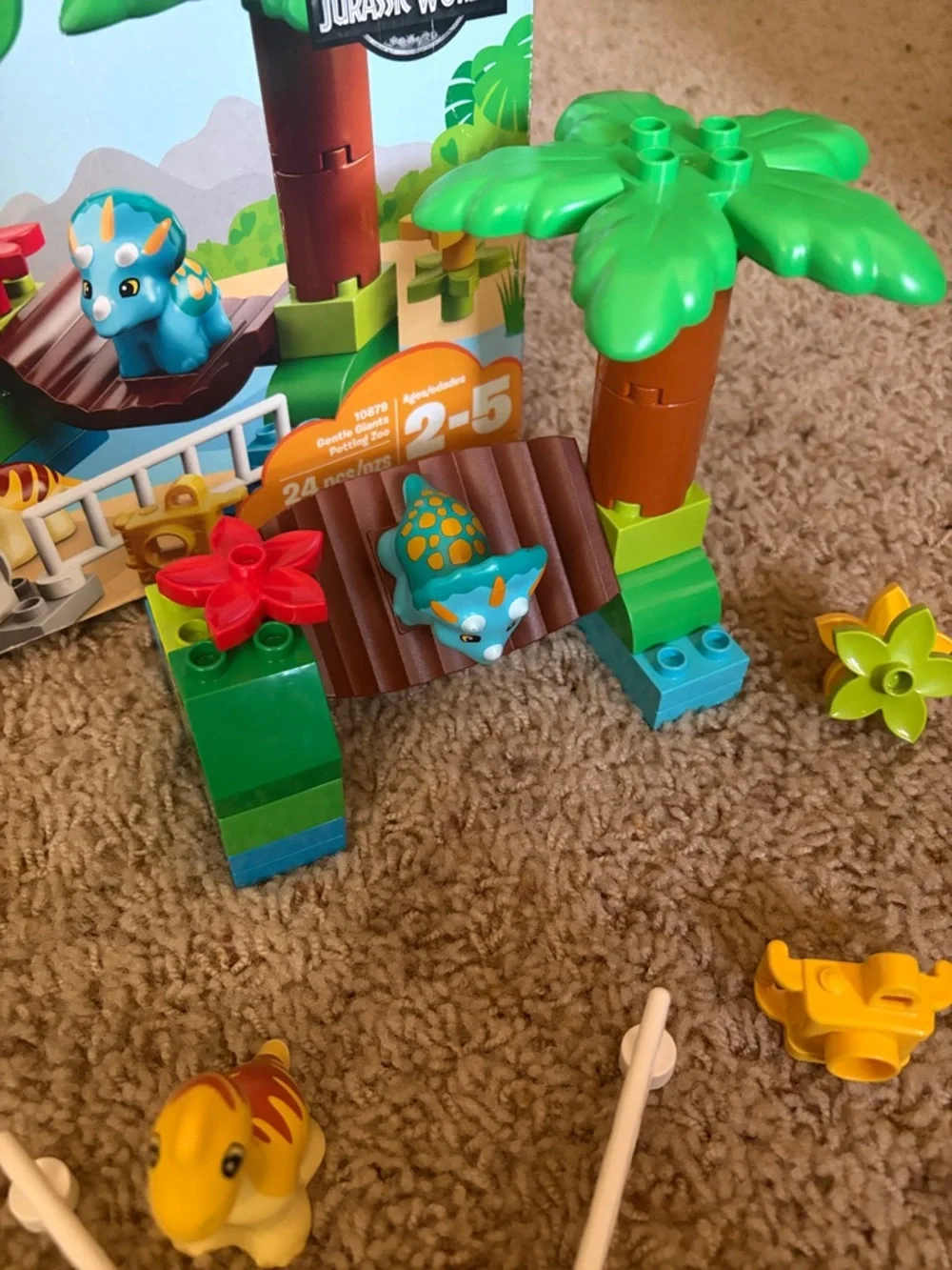 LEGO Duplo Jurassic World Gentle Giants Petting Zoo 10879 - Picture 5 of 9